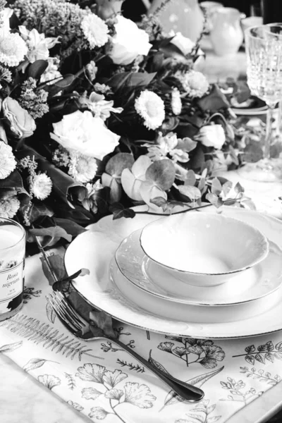 Güzel Bir Tabak Mükemmel Renkte Çiçekler Lüks Bir Masada Duruyor — Stok fotoğraf