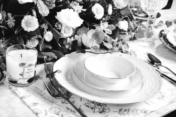 Gyönyörű Tányér Friss Tökéletes Színes Virágok Állnak Luxus Asztalon — Stock Fotó