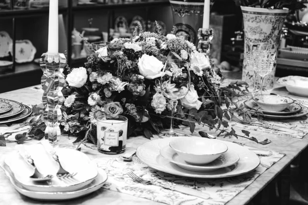 Vacker Tallrik Och Färska Perfekta Färgglada Blommor Står Lyx Bord — Stockfoto