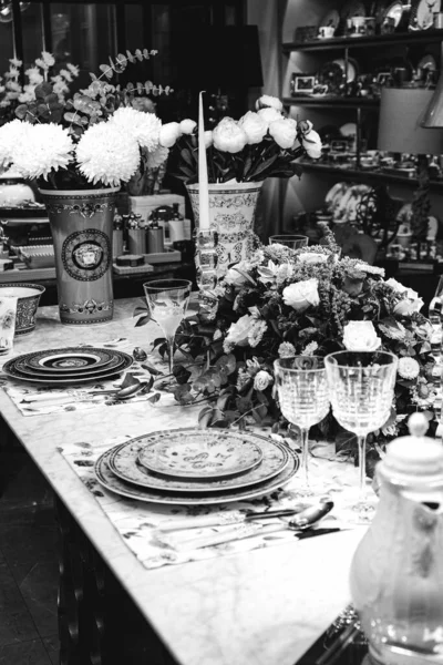 Vacker Tallrik Och Färska Perfekta Färgglada Blommor Står Lyx Bord — Stockfoto