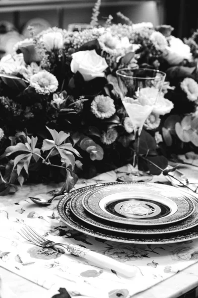 Belle Assiette Fleurs Colorées Parfaites Fraîches Debout Sur Table Luxe — Photo