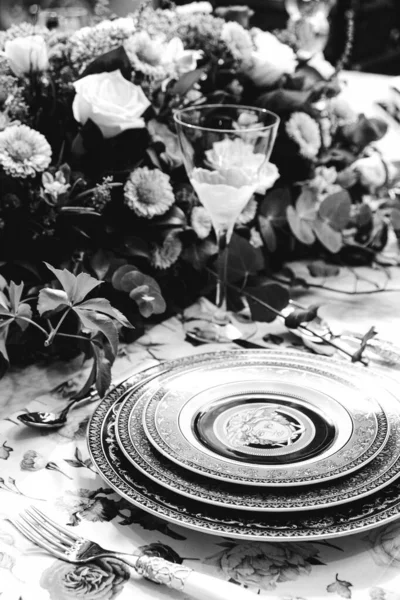 Όμορφο Πιάτο Και Φρέσκα Τέλεια Πολύχρωμα Λουλούδια Στέκεται Στο Τραπέζι — Φωτογραφία Αρχείου