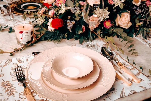 Mooie Plaat Frisse Perfect Kleurrijke Bloemen Staan Luxe Tafel — Stockfoto