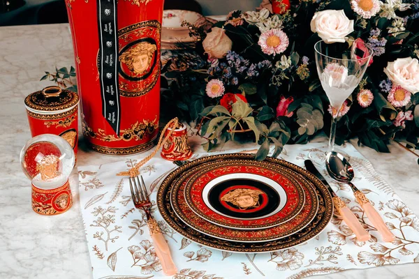 Mooie Plaat Frisse Perfect Kleurrijke Bloemen Staan Luxe Tafel — Stockfoto