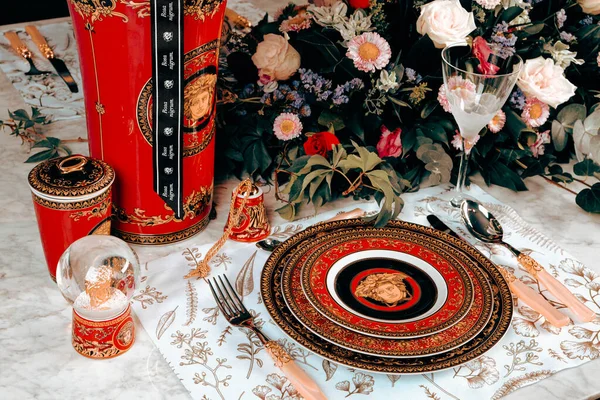 Mooie Plaat Frisse Perfect Kleurrijke Bloemen Staan Luxe Tafel — Stockfoto