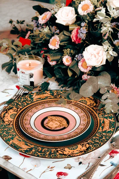 Belle Assiette Fleurs Colorées Parfaites Fraîches Debout Sur Table Luxe — Photo