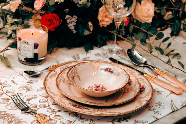 식탁에 아름다운 접시와 아름다운 색깔의 — 스톡 사진