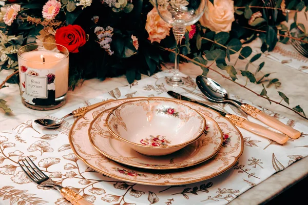 Beautiful Plate Fresh Perfect Colorful Flowers Standing Luxury Table — Stock Photo, Image