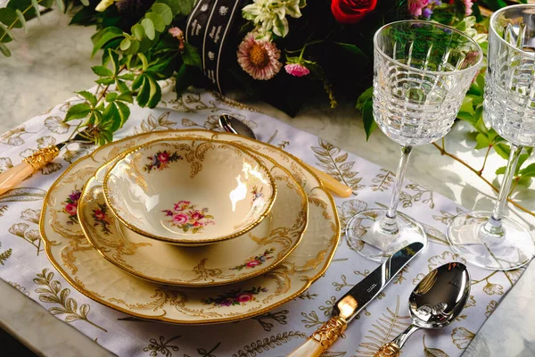 식탁에 아름다운 접시와 아름다운 색깔의 — 스톡 사진