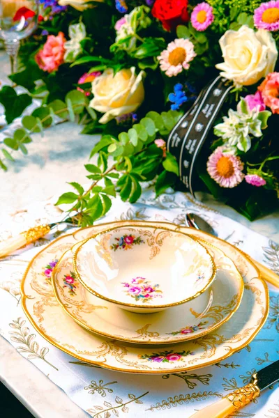 Красивая Тарелка Свежие Идеальные Красочные Цветы Стоящие Роскошном Столе — стоковое фото