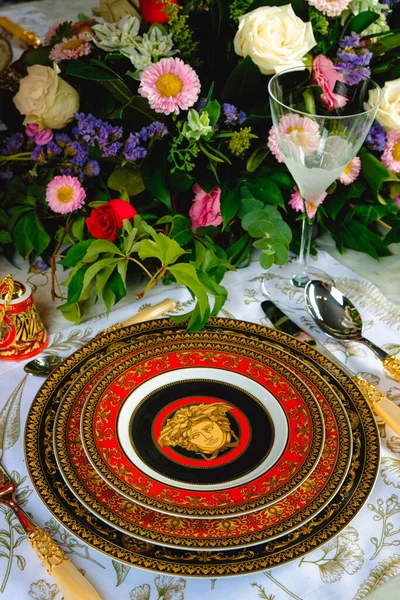 Gyönyörű Tányér Friss Tökéletes Színes Virágok Állnak Luxus Asztalon — Stock Fotó