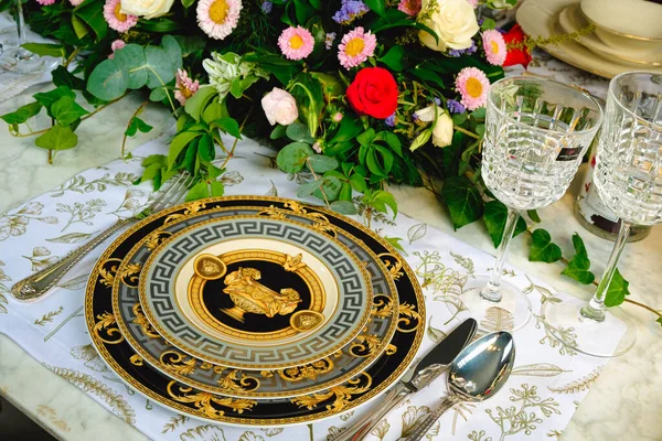 Mooie Plaat Frisse Perfect Kleurrijke Bloemen Staan Luxe Tafel — Stockfoto