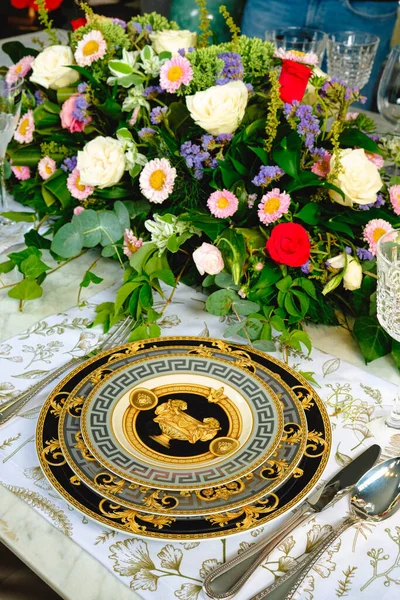 Schöner Teller Und Frische Perfekt Bunte Blumen Die Auf Dem — Stockfoto