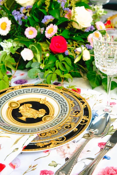 Mooie Plaat Frisse Perfect Kleurrijke Bloemen Staan Luxe Tafel — Stockfoto