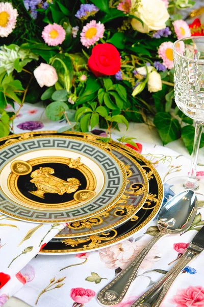 Mooie Plaat Frisse Perfect Kleurrijke Bloemen Staan Luxe Tafel — Stockfoto