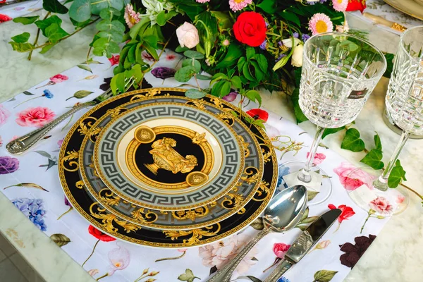 Mooie Plaat Frisse Perfect Kleurrijke Bloemen Staan Luxe Tafel — Stockfoto