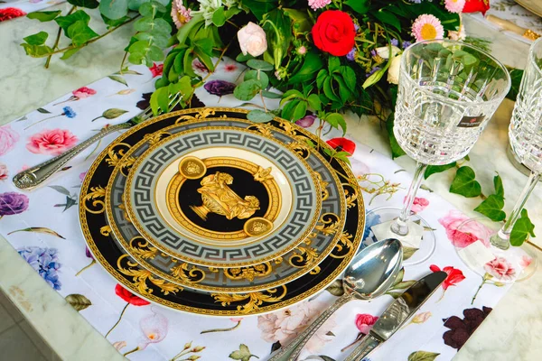 Mooie Plaat Frisse Perfect Kleurrijke Bloemen Staan Luxe Tafel — Stockfoto