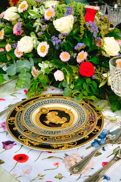 Mooie Plaat Frisse Perfect Kleurrijke Bloemen Staan Luxe Tafel — Stockfoto