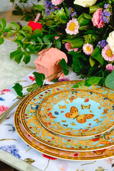 Krásný Talíř Čerstvé Dokonalé Barevné Květy Stojící Luxusním Stole — Stock fotografie