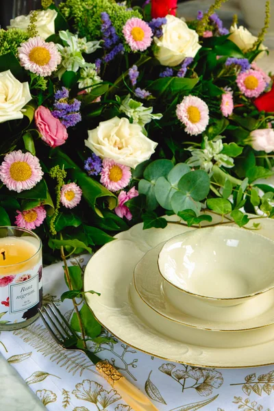 Piękny Talerz Świeże Idealne Kolorowe Kwiaty Stojące Luksusowym Stole — Zdjęcie stockowe