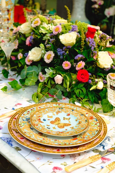 Όμορφο Πιάτο Και Φρέσκα Τέλεια Πολύχρωμα Λουλούδια Στέκεται Στο Τραπέζι — Φωτογραφία Αρχείου