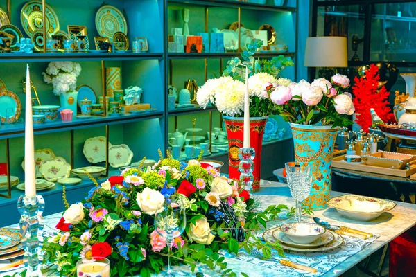 Belle Assiette Fleurs Colorées Parfaites Fraîches Debout Sur Table Luxe — Photo