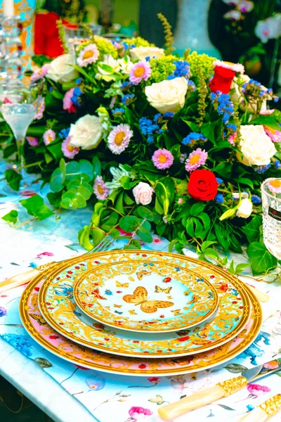 Piękny Talerz Świeże Idealne Kolorowe Kwiaty Stojące Luksusowym Stole — Zdjęcie stockowe