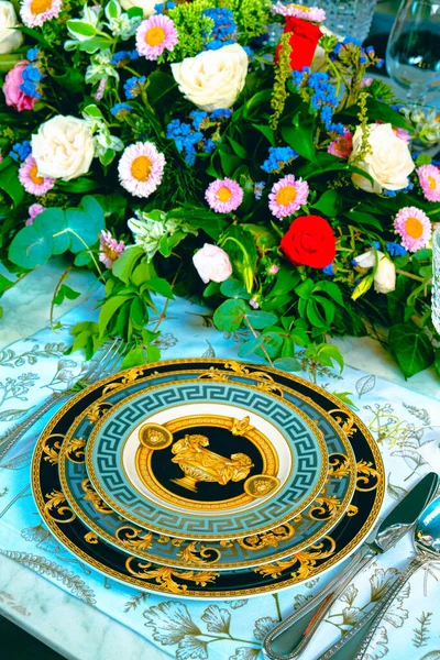 Mooie Plaat Frisse Perfect Kleurrijke Bloemen Staan Luxe Tafel — Stockfoto