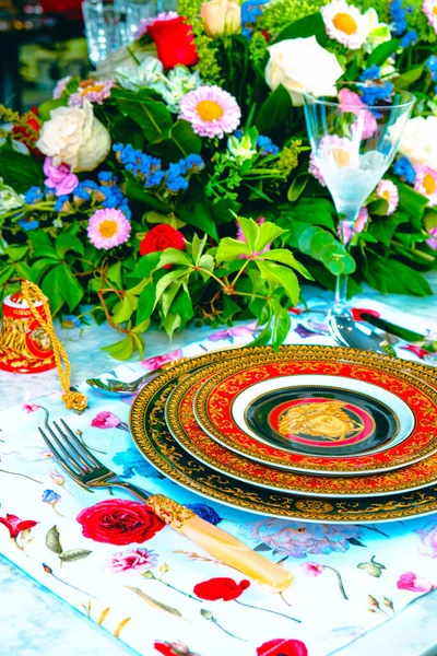 Vakker Tallerken Ferske Perfekte Fargerike Blomster Som Står Luksusbord – stockfoto