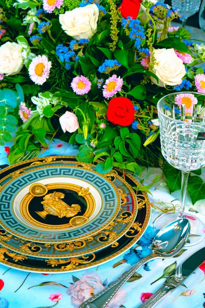 Belle Assiette Fleurs Colorées Parfaites Fraîches Debout Sur Table Luxe — Photo