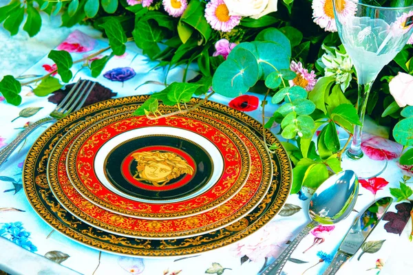 Belle Assiette Fleurs Colorées Parfaites Fraîches Debout Sur Table Luxe — Photo