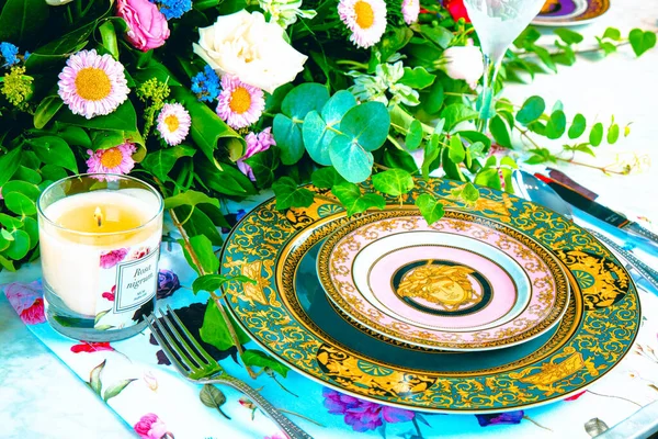 Hermoso Plato Flores Coloridas Perfectas Frescas Pie Mesa Lujo — Foto de Stock