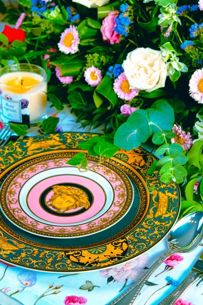 Belle Assiette Fleurs Colorées Parfaites Fraîches Debout Sur Table Luxe — Photo