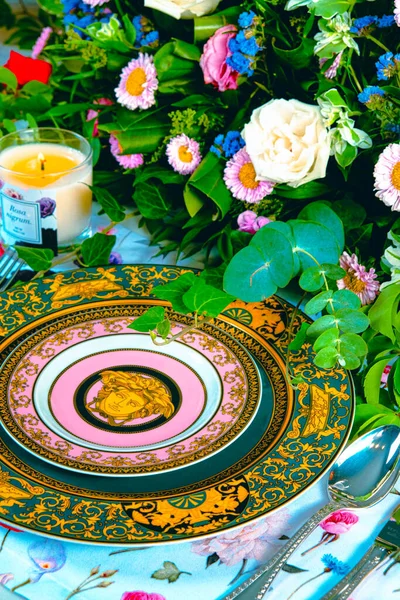 Belle Assiette Fleurs Colorées Parfaites Fraîches Debout Sur Table Luxe — Photo