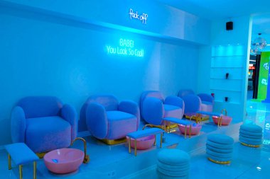 Mağazada şık ve yaratıcı neon tabelalar