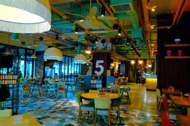 şık restoran dekorasyonu ve özçekim noktaları.