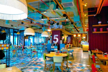 şık restoran dekorasyonu ve özçekim noktaları.