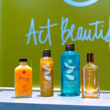 bakım ürünleri mağazadaki rafta duruyor.