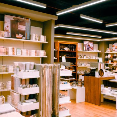 Mağazadaki rafta duran ev eşyaları