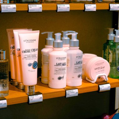 bakım ürünleri mağazadaki rafta duruyor.