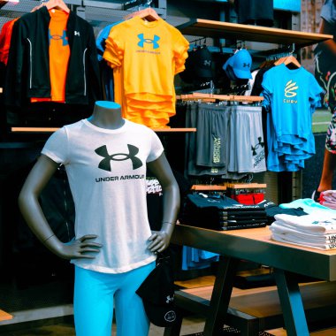 Spor malzemeleri ve spor kıyafetleri mağazada.