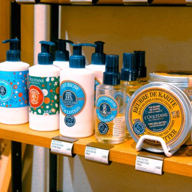 bakım ürünleri mağazadaki rafta duruyor.