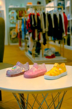 Çocuk terliği ve ayakkabıları mağazadaki rafta.