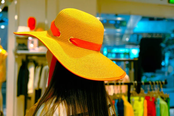Mulher Usando Chapéu Palha Loja — Fotografia de Stock