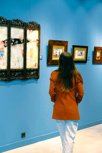 Mujer Mirando Las Obras Exposición Las Obras Exposición —  Fotos de Stock