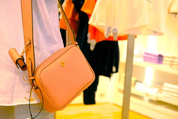 Woman Wearing Bag Store Holding Bag Her Hands — Stock Photo, Image