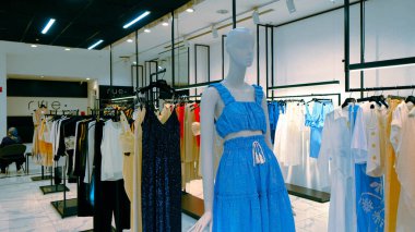 Giysiler mağazadaki rafta asılı.