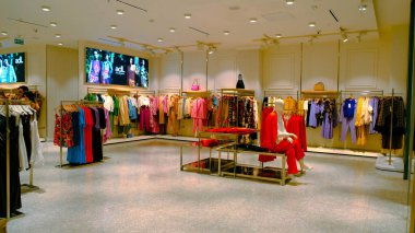 Giysiler mağazadaki rafta asılı.