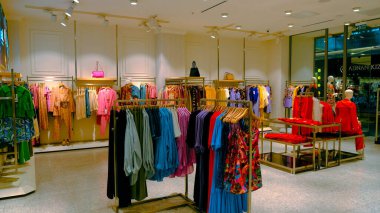 Giysiler mağazadaki rafta asılı.