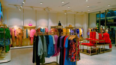 Giysiler mağazadaki rafta asılı.